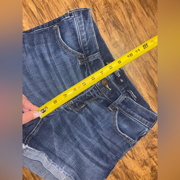 Hollister Low Rise Shorts Size 1 - Picture 7 of 9